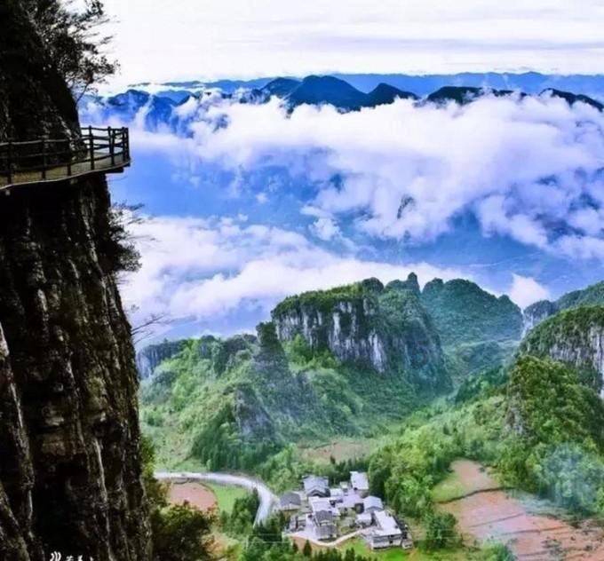 每当太阳风暴袭击地球时，地球的磁场是如何保护我们的？